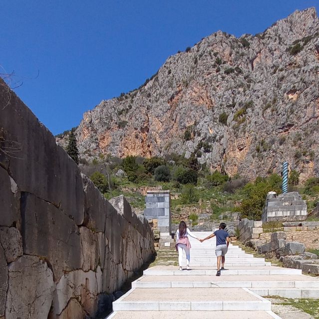 Athens: Delphi, Corycian Cave, and 300 Battlefield Day Trip - Arachova starts the day with coffee and mountain air