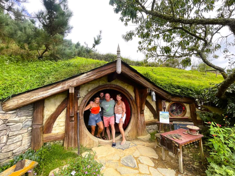 Auckland: Hobbiton & Waitomo Caves Small-Group Tour & Lunch - Key things to know before booking