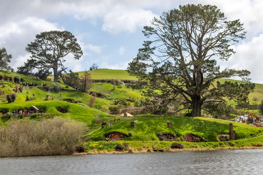 Auckland: Hobbiton & Waitomo Caves Small-Group Tour & Lunch - Hobbiton Movie Set, where details do the real work