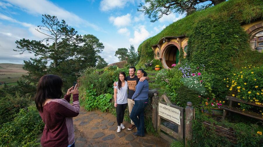 Auckland: Hobbiton & Waitomo Caves Small-Group Tour & Lunch - Lake Karapiro and the extra stops between attractions