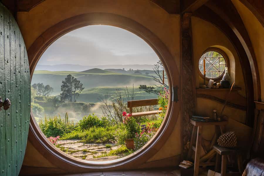 Auckland: Hobbiton & Waitomo Caves Small-Group Tour & Lunch - Starting with Auckland pickup and Waikato scenery