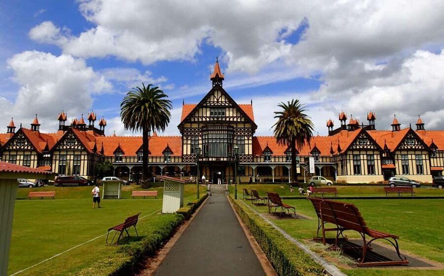 Auckland: One-Way Tour to Rotorua with Waitomo Caves - Who should book this tour