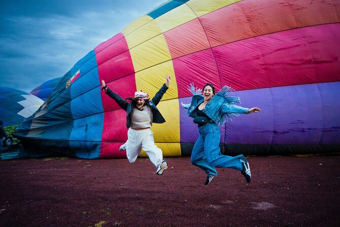 Balloon Flight with Breakfast in a Natural Cave and Transportation from CDMX - Seeing the archaeological zone from ground level