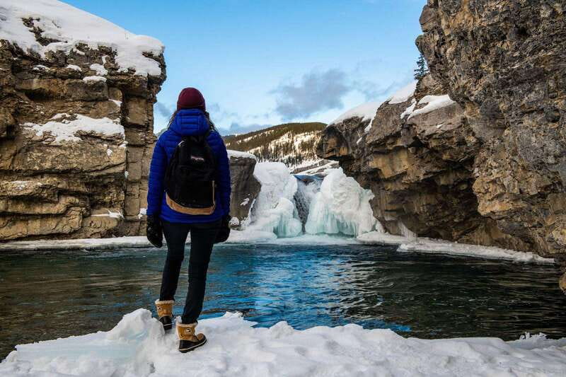 Banff: Gondola Cave Basin, Johnston Canyon & Lake Minnewanka - Banff town with only 80 minutes