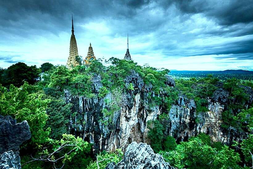 Battambang: Bamboo Train, Bat Cave, Killing Cave by Tuk Tuk - Crossing the suspension bridge and visiting Kampong Pil