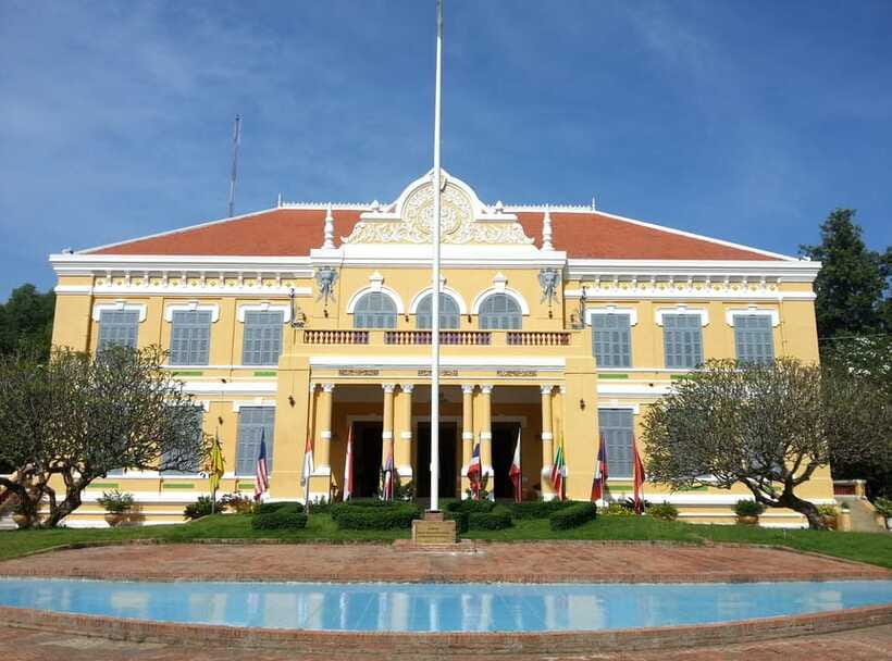 Battambang: Tuk-Tuk, Bamboo Train, Killing/Bat Caves, Sunset - Local lunch and Cambodian food