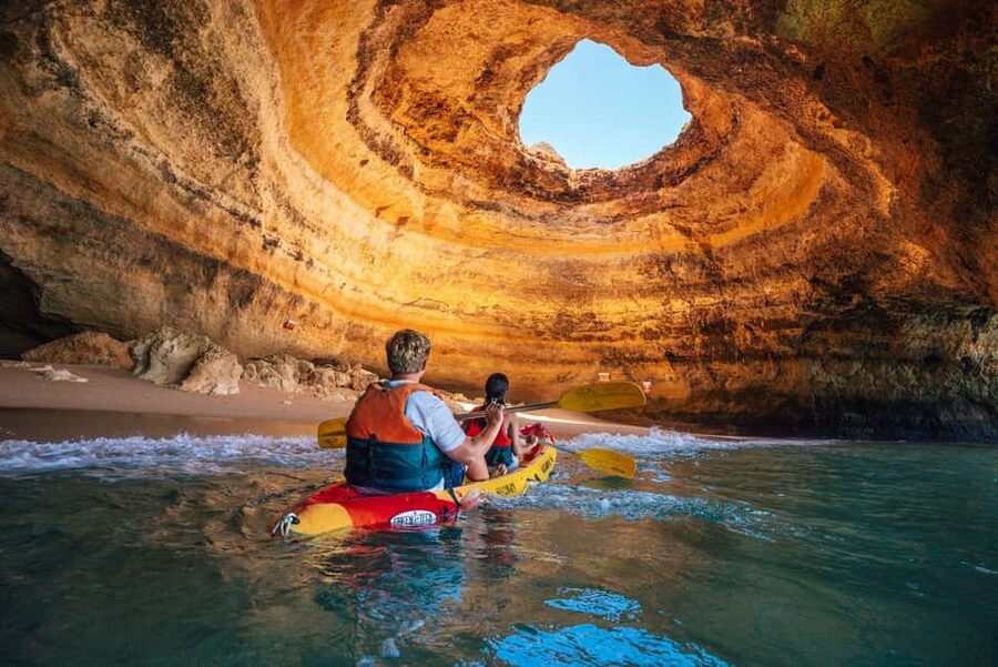 Benagil: Kayaking Tour to the Benagil Cave (Free Shower) - The safety briefing and first paddle