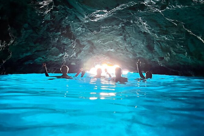 Blue & Green cave,Šunj beach - with drinks small group speedboat - Key points at a glance