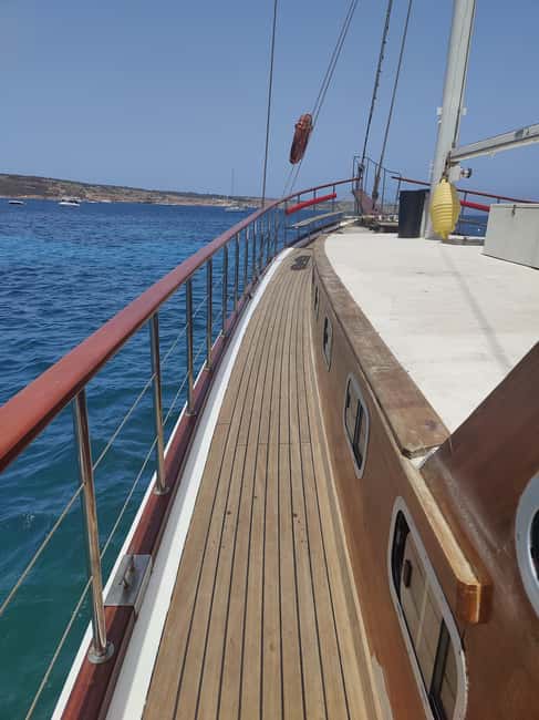 Blue lagoon, Crystal Lagoon & Comino Island & Caves - Blue Lagoon: the longest and busiest stop