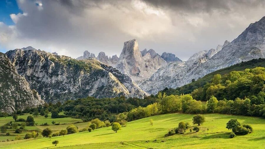 Bulnes: Excursion with funicular and Cabrales cheese cave in the Picos de Europa - The underground funicular to Bulnes