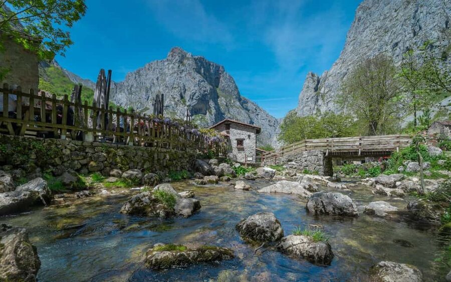 Bulnes: Excursion with funicular and Cabrales cheese cave in the Picos de Europa - Guide quality and language support
