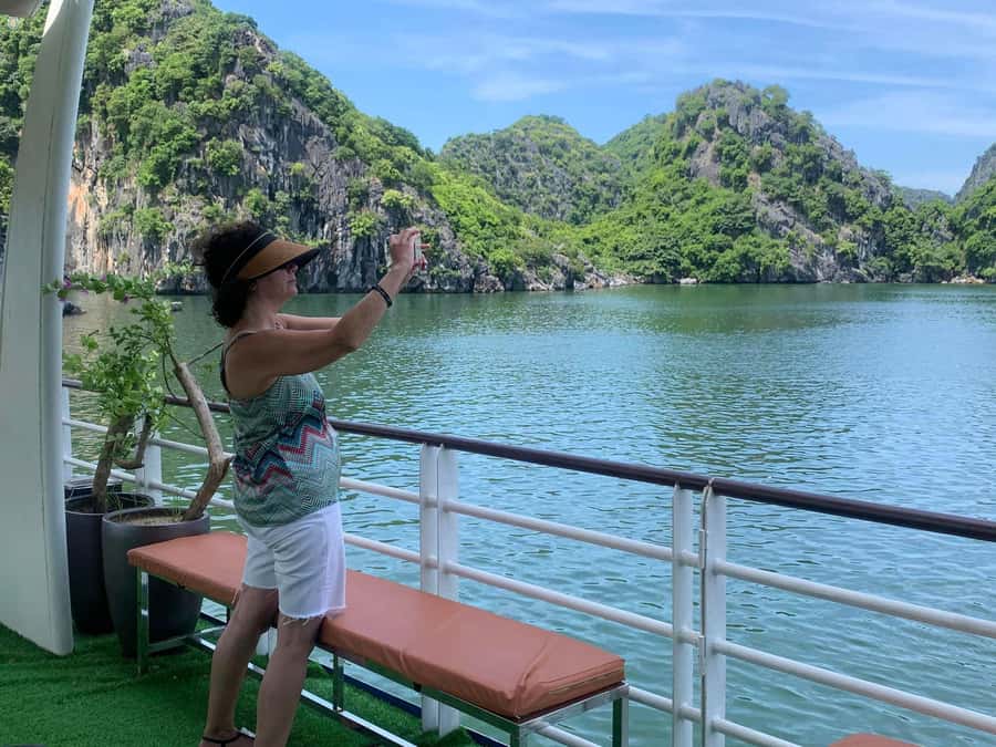 Cat Ba: Lan Ha and Ha Long Bay Boat Tour with Kayaking, Cave - Why Lan Ha Bay feels different from Ha Long Bay