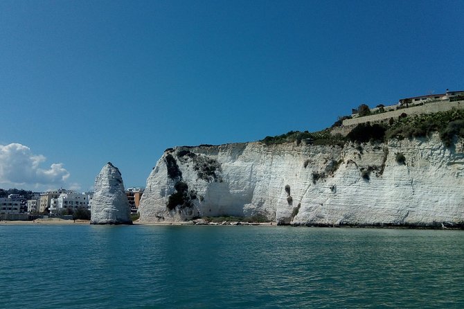 Desirèe experience. Visit of the marine caves of Vieste - Entering the marine caves of Gargano