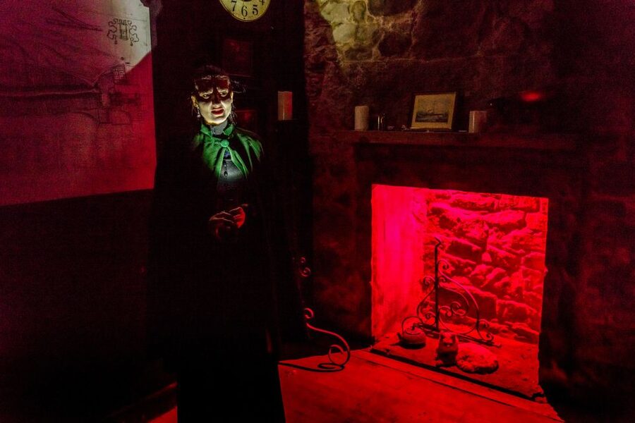 Edinburgh: Evening Underground Ghost Tour - Starting at the Royal Mile’s police box