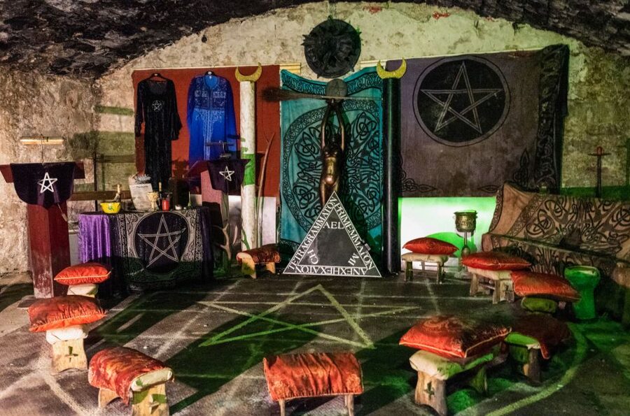 Edinburgh: Haunted Underground Vaults and Graveyard Tour - Starting at 300 Lawnmarket near the Old Town