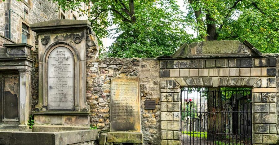Edinburgh: Haunted Underground Vaults and Graveyard Tour - Stories of criminals, witches, and the city’s darker past