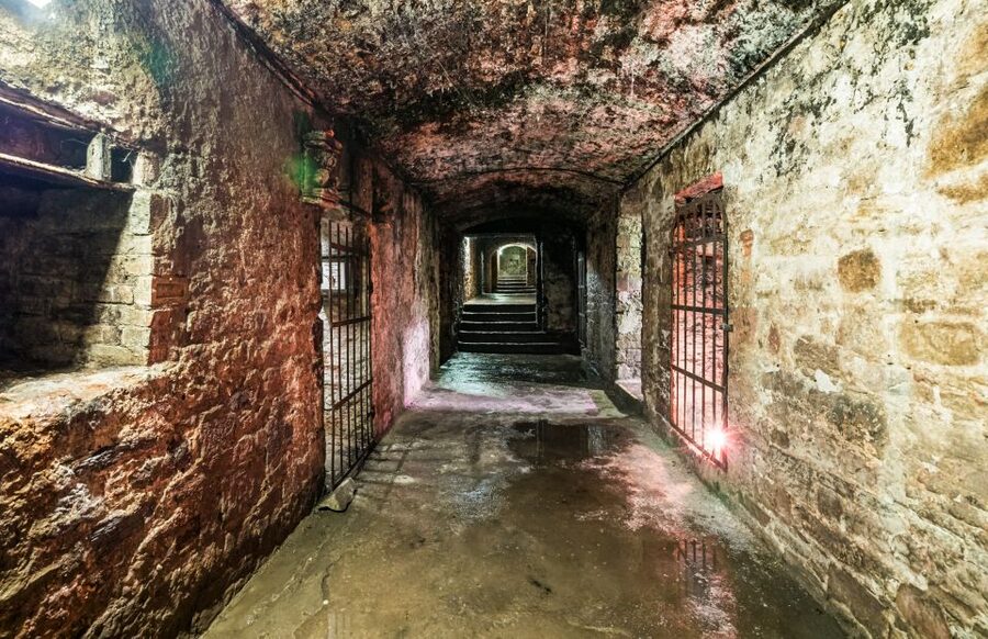 Edinburgh: Haunted Underground Vaults and Graveyard Tour - The guides are the real strength
