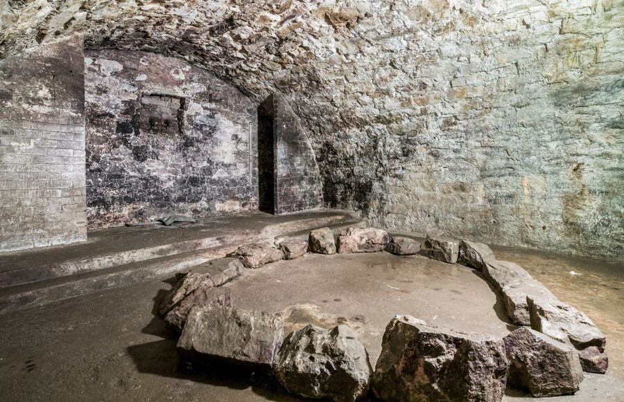 Edinburgh: Late-Night Underground Vaults Terror Tour - The scratching hauntress and other ghost stories