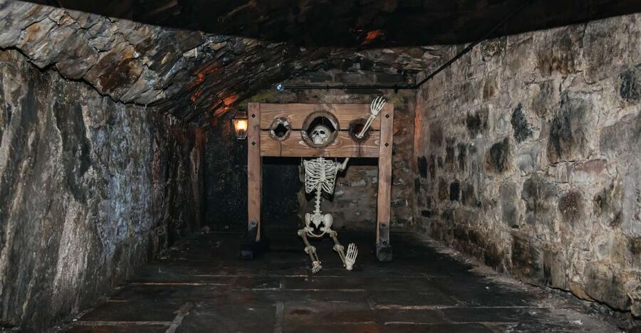 Edinburgh: Old Town and Underground Historical Tour - Who should take this Edinburgh vault tour?