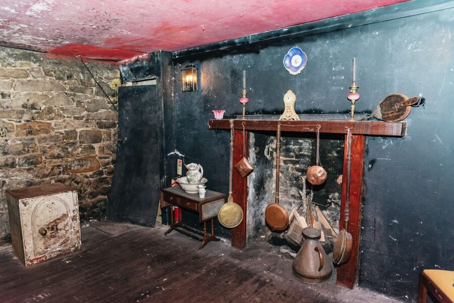 Edinburgh: Old Town and Underground Historical Tour - Literary oddities and the mystery of Scrooge
