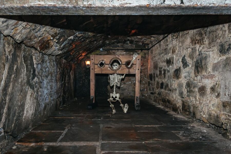 Edinburgh: Old Town and Underground Historical Tour - Going below street level into the vaults
