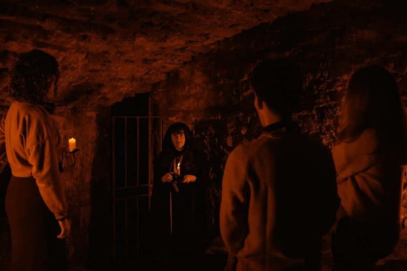 Edinburgh: Underground Vaults and Graveyard Evening Tour - Walking to Canongate Graveyard