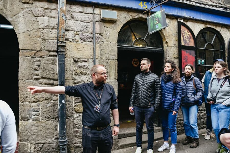 Edinburgh: Underground Vaults Tour - Meeting at 300 Lawnmarket before the descent