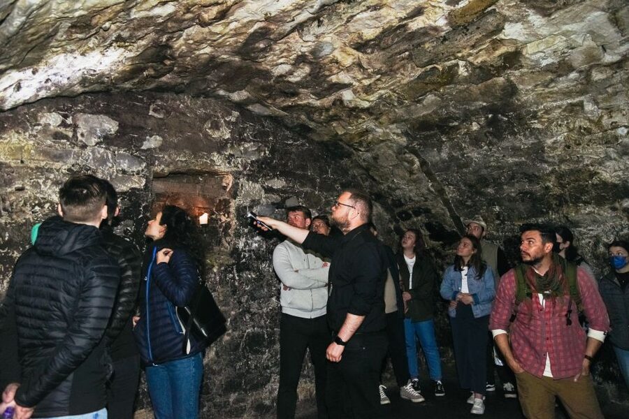Edinburgh: Underground Vaults Tour - Ghost stories, haunted rooms, and the right expectations