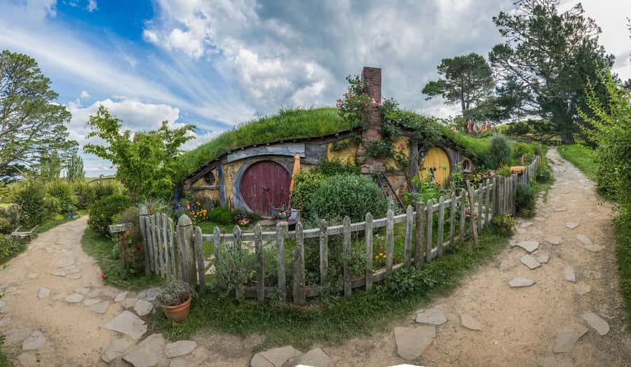 From Auckland: Hobbiton & Waitomo Caves Day Trip with Lunch - Hobbiton: more than a Lord of the Rings photo stop