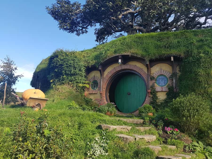 From Auckland: Two-Day Hobbiton, Rotorua, Waitomo Caves Tour - Rotorua’s geothermal power and Māori arts