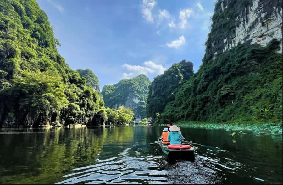 From Hanoi: Hoa Lu, Tam Coc, and Mua Cave Adventure Day Tour - Vietnamese lunch before the afternoon sights