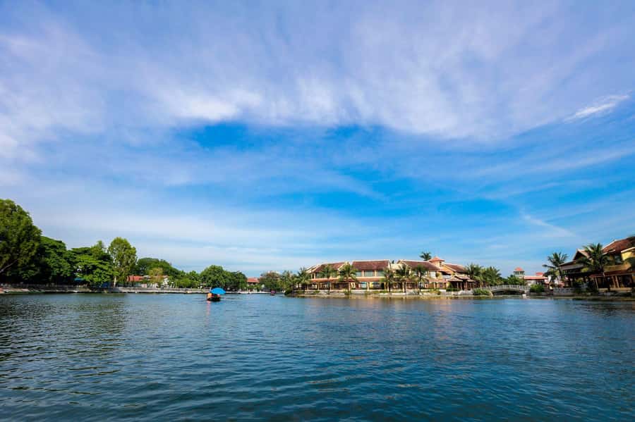 From Hanoi: Hoa Lu, Tam Coc, and Mua Cave Adventure Day Tour - Mua Cave and the climb above the Ngo Dong River