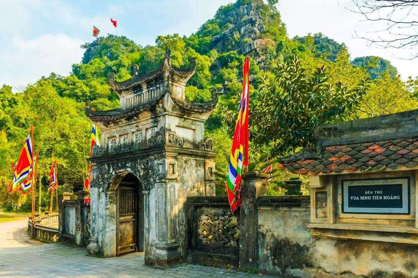 From Hanoi: Tam Coc Boat Trip and Hoa Lu & Mua Cave Tour - Starting with Hoa Lu and Vietnam’s early capital