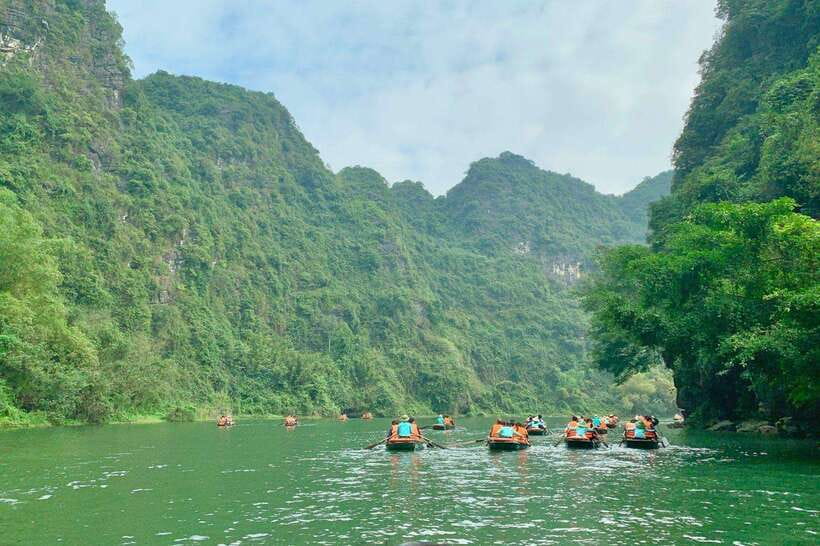 From Ninh Binh: Hoa Lu, Trang An, Mua Cave, & Bich Dong Tour - Bich Dong pagoda offers a quieter first stop