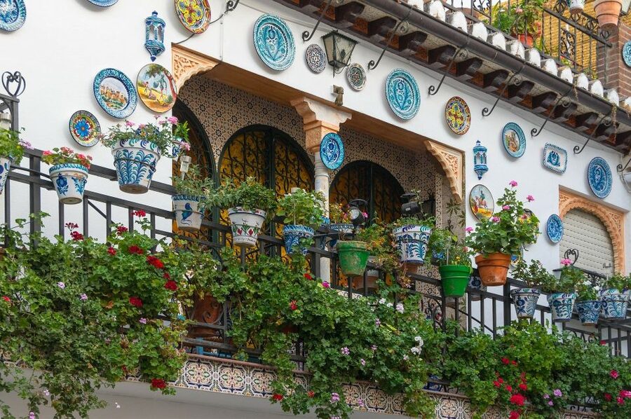 Granada: Albaicín, Sacromonte & Museum of Caves Walking Tour - The guide is the real value of the experience