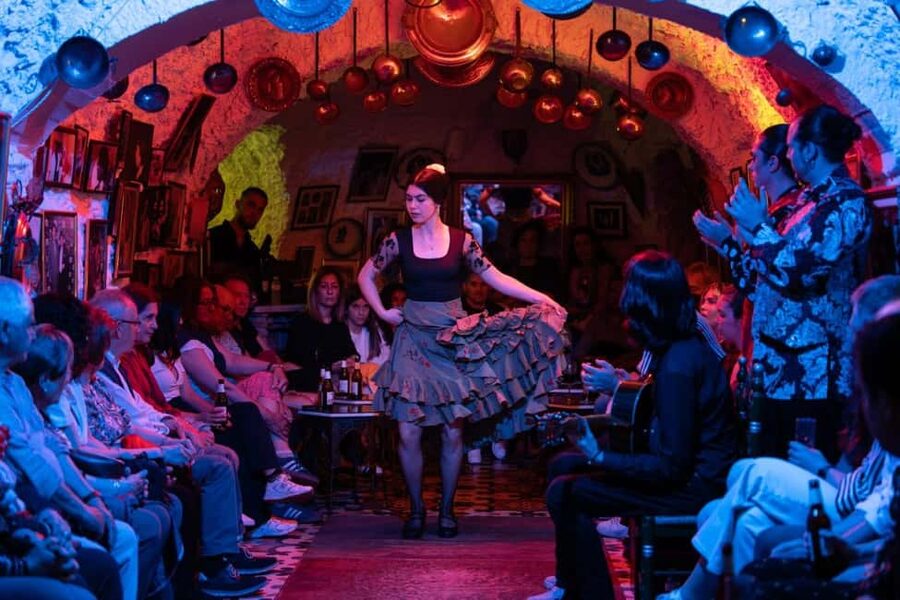 Granada: Los Amayas Cave Flamenco Show in Sacromonte - Entering the Sacromonte cave