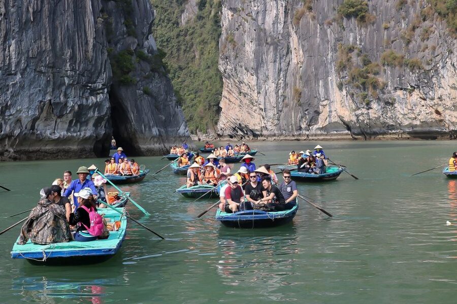 Hanoi: Islands & Caves Ha Long Cruise with Lunch & Kayaking - Thien Cung, the Heavenly Palace Grotto