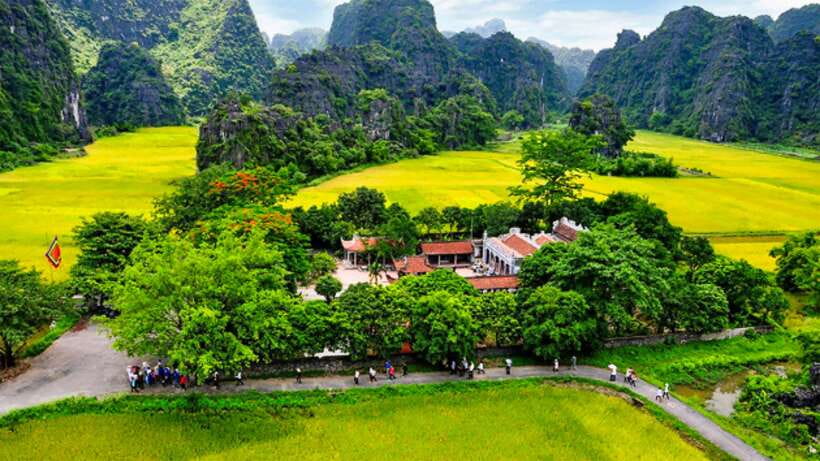 Hanoi/Ninh Binh: 1-Day Tam Coc/Trang An, Hoa Lu & Mua Caves - Lunch at the restaurant
