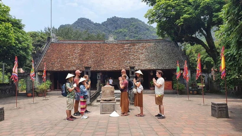 Hanoi/Ninh Binh: 1-Day Tam Coc/Trang An, Hoa Lu & Mua Caves - The guide can make or break the day