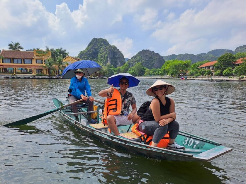 Hanoi: Ninh Binh, Hoa Lu, Tam Coc and Mua Cave Day Trip - The buffet lunch beside Tam Coc