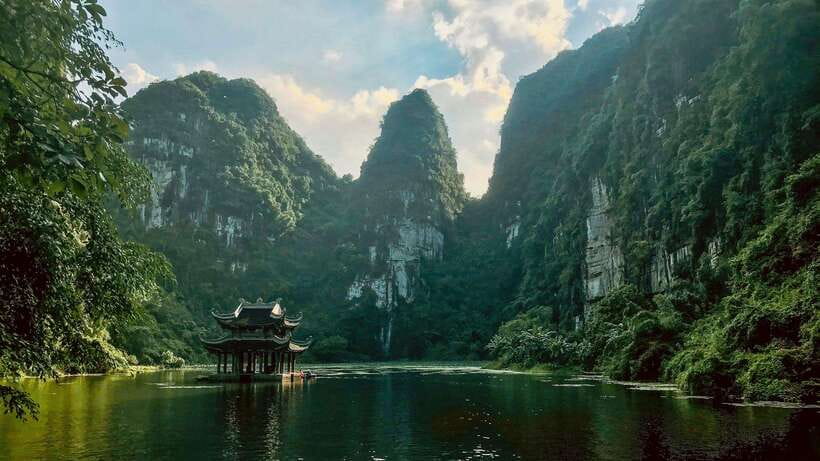 Hanoi: Ninh Binh, Hoa Lu, Trang An & Mua Cave Day Trip - Getting out of Hanoi by limousine