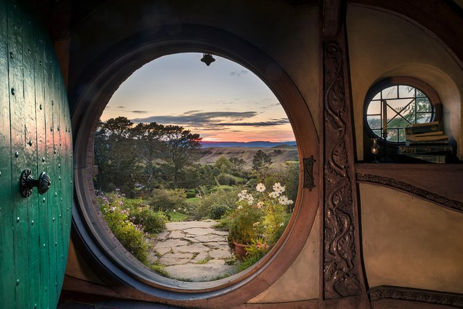 Hobbiton & Waitomo Caves Guided Tour from Auckland with Lunch - Waitomo Glowworm Caves and the quiet underground boat ride