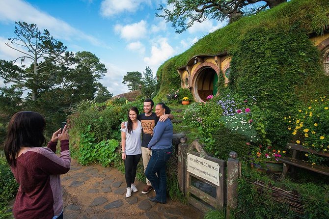 Hobbiton & Waitomo Caves Small-Group Tour W Lunch from Auckland - The 6:00 a.m. start from Auckland