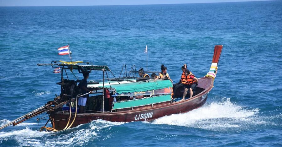 Koh Lanta: 4 Islands and Emerald Cave Tour by Longtail Boat - Koh Chueak: caves, karst rocks, and the first snorkeling stop