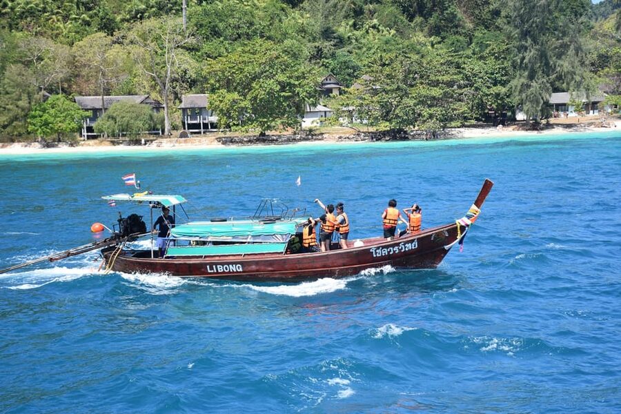 Koh Lanta: 4 Islands and Emerald Cave Tour by Longtail Boat - How much time goes into the boat ride