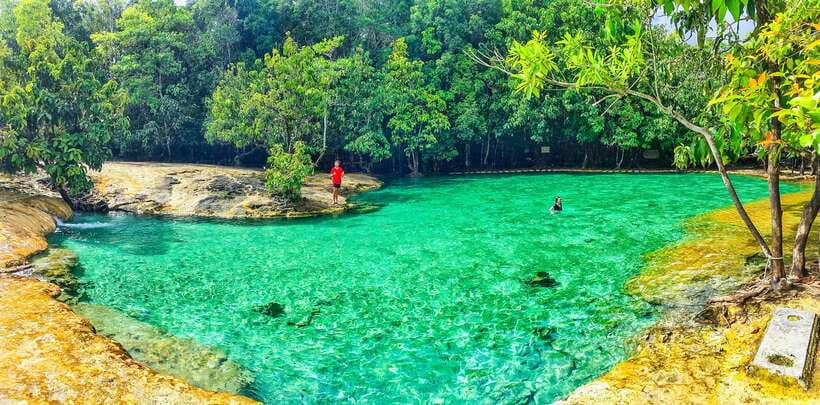 Krabi: Tiger Cave Temple, Emerald Pool and Hot Springs Tour - Monkeys, clothing, and temple manners