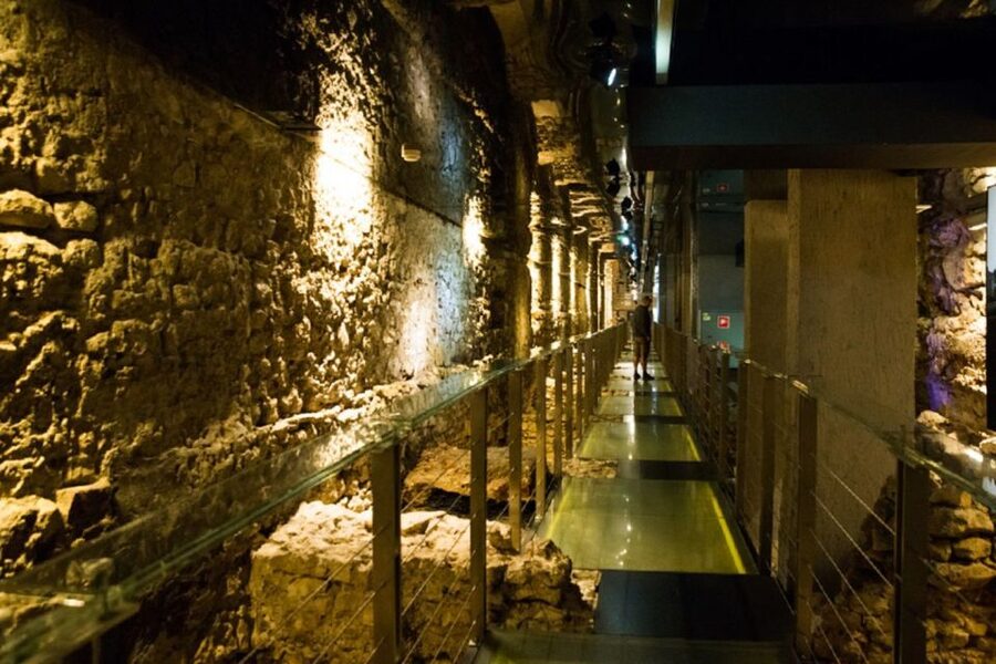 Krakow: Rynek Underground Museum Guided Tour - Entering Kraków’s city beneath the square
