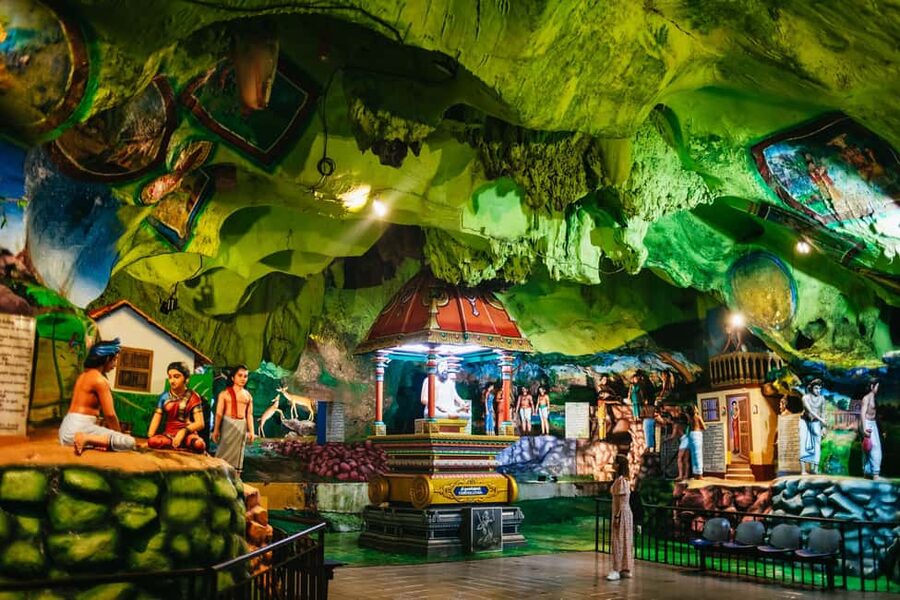 Kuala Lumpur: Batu Caves Half-Day Tour with Pick-Up Option - Clothing, fitness, and small practical details