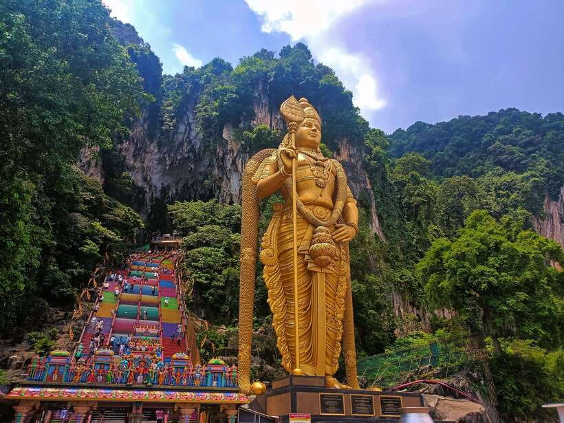 Kuala Lumpur: Batu Caves, Ramayana Caves & Kanching Falls - Arriving at Batu Caves and facing the rainbow steps