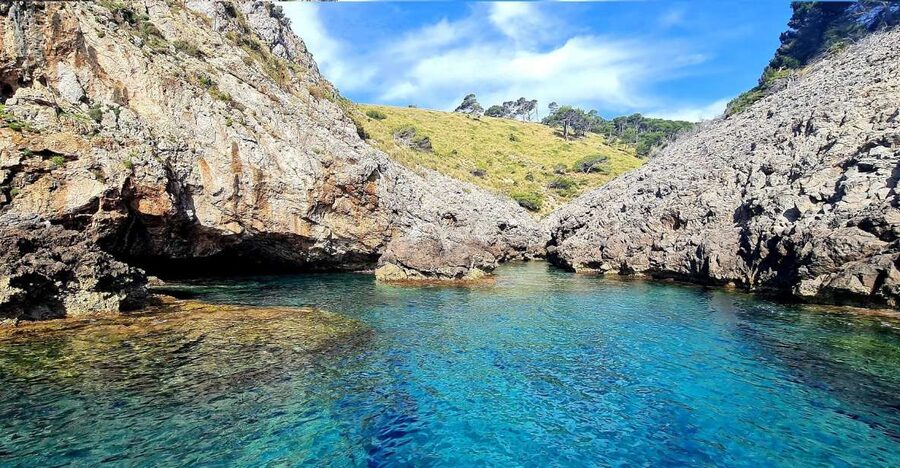 Mallorca Alcudia: Jack Sparrow Cave Jet Ski Tour - Crossing Alcudia Bay by jet ski